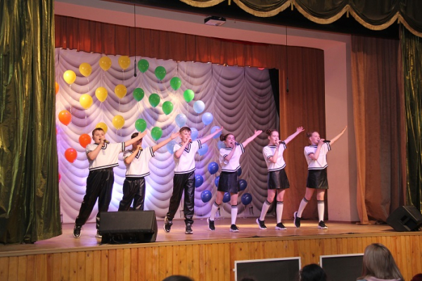  В детском районном фестивале «Радуга талантов» приняли участие более 300 детей 
